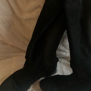 2 for 30,,, warm cute casual and dressy boots.. each pair is 20 or both for 30$